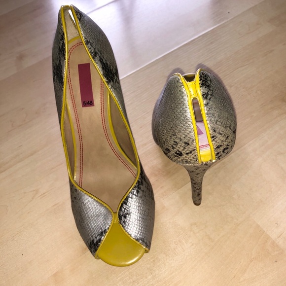 5|48 Snake embossed heel peep toe heel. - Picture 3 of 9
